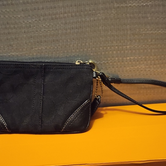 Coach Wristlet ! - Picture 4 of 4